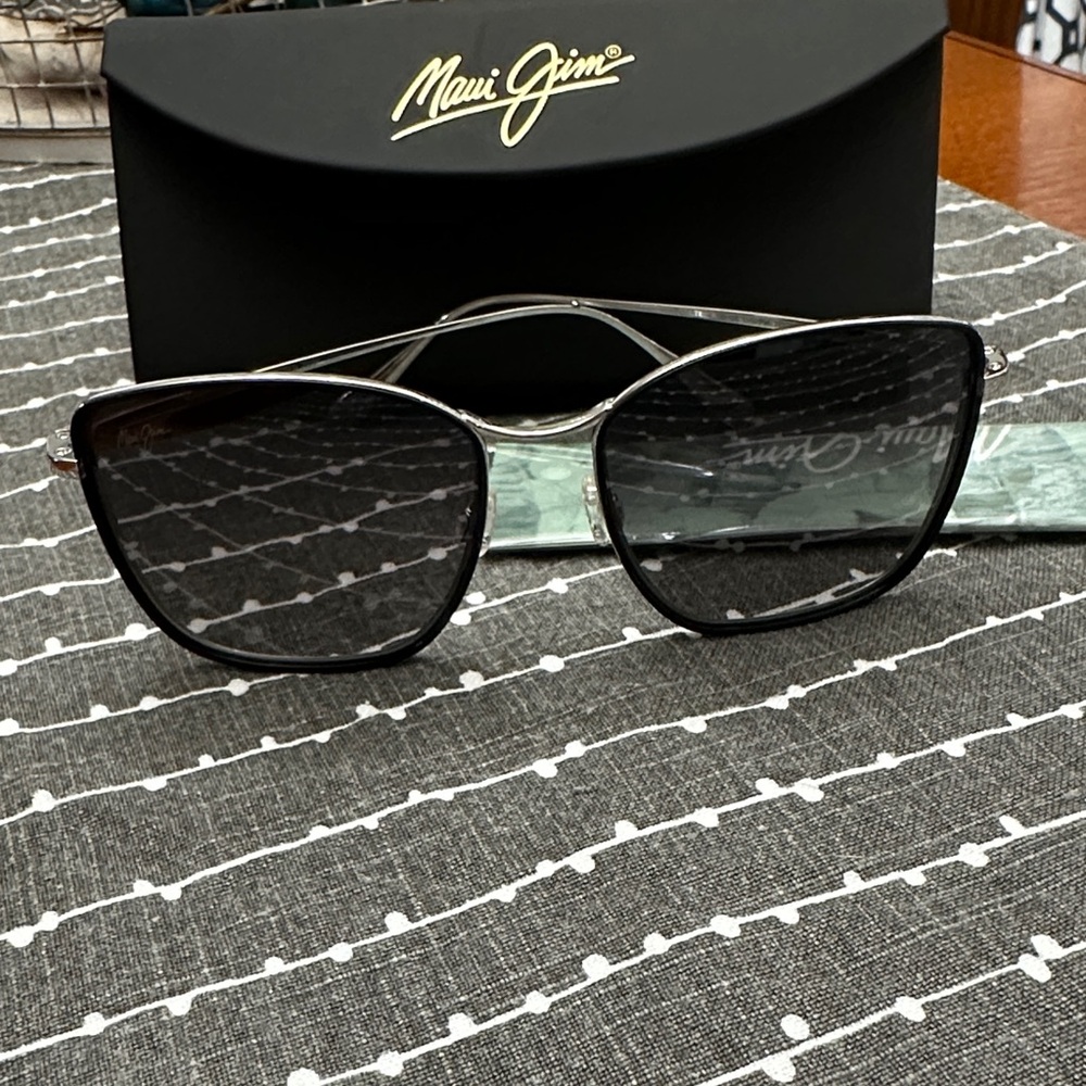⭐️NWT Maui Jim Tiger Lily Titanium(Silver) Frame & PolarizedPlus2 Grey Lenses.